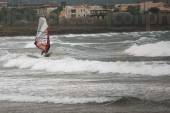 ΛΑΥΡΙΟ WINDSURFING ΑΨΗΦΩΝΤΑΣ ΚΑΚΟΚΑΙΡΙΑ