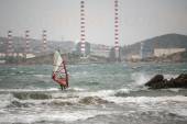 ΛΑΥΡΙΟ WINDSURFING ΑΨΗΦΩΝΤΑΣ ΚΑΚΟΚΑΙΡΙΑ