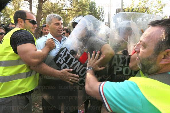 ΣΥΝΔΙΚΑΛΙΣΤΕΣ-ΑΣΤΥΝΟΜΙΚΟΙ-ΑΠΕΚΛΕΙΣΑΝ-ΕΙΣΟΔΟ-ΣΧΟΛΗΣ