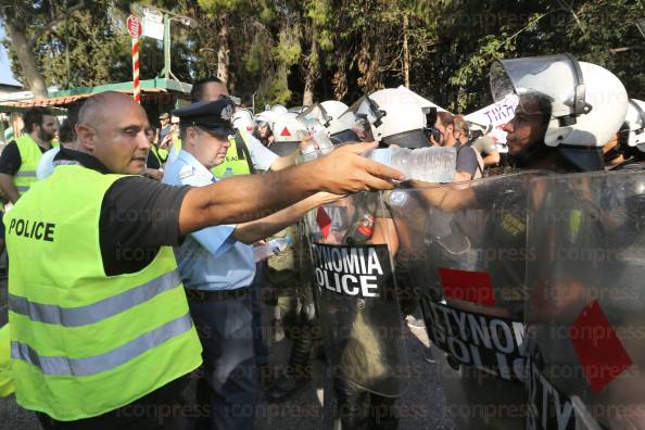 ΣΥΝΔΙΚΑΛΙΣΤΕΣ-ΑΣΤΥΝΟΜΙΚΟΙ-ΑΠΕΚΛΕΙΣΑΝ-ΕΙΣΟΔΟ-ΣΧΟΛΗΣ-13