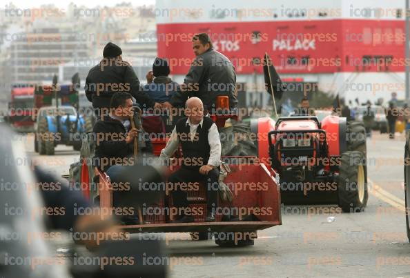 ΑΝΑΧΩΡΗΣΗ-ΤΩΝ-ΚΡΗΤΙΚΩΝ-ΑΓΡΟΤΩΝ-ΑΠΟ-ΤΟ-ΛΙΜΑΝΙ-ΤΟΥ-ΠΕΙΡΑΙΑ-3