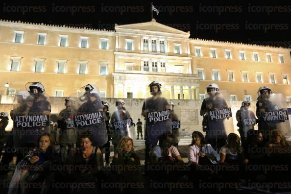 ΣΥΛΛΑΛΗΤΗΡΙΟ-THΣΑΔΕΔΥΣΤΗΝ-ΠΛΑΤΕΙΑ-ΣΥΝΤΑΓΜΑΤΟΣ-ΕΝΑΝΤΙΑ-10