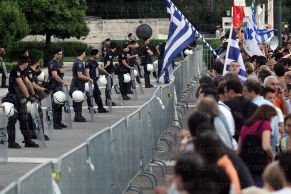 ΣΥΝΕΧΙΖΟΥΝ-ΜΕΡΑ-ΣΥΓΚΕΝΤΡΩΝΟΝΤΑΙ-ΑΓΑΝΑΚΤΙΣΜΕΝΟΙ-ΣΥΝΤΑΓΜΑ-11