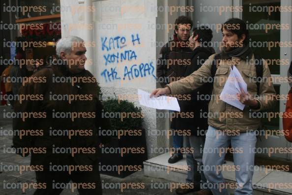 ΣΥΓΚΕΝΤΡΩΣΗ-ΠΟΡΕΙΑ-ΔΙΑΜΑΡΤΥΡΙΑΣ-ΚΑΙ-ΜΠΛΟΚΑΡΙΣΜΑ-ΤΗΣ-ΛΕΙΤΟΥΡΓΙΑΣ-ΤΩΝ-ΚΑΤΑΣΤΗΜΑΤΩΝ-ΣΤΗΝ-ΟΔΟ-26