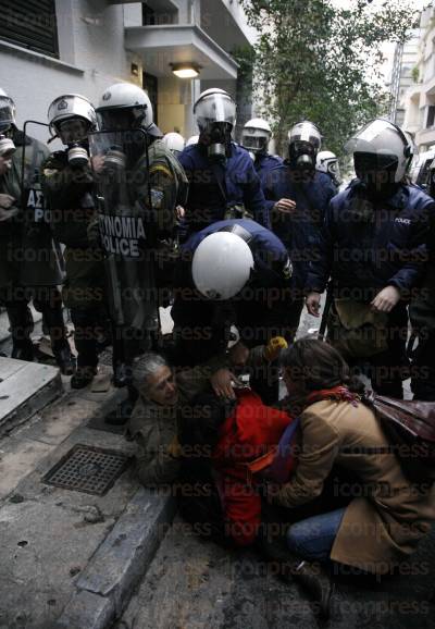 ΜΠΛΟΚΟ-ΚΑΙ-ΣΥΛΛΗΨΕΙΣ-ΑΠΟ-ΤΗΝ-ΑΣΤΥΝΟΜΙΑ-ΣΤΗΝ-ΟΔΟ-ΑΣΚΛΗΠΙΟΥ-ΣΕ-ΔΙΑΔΗΛΩΤΕΣ-13