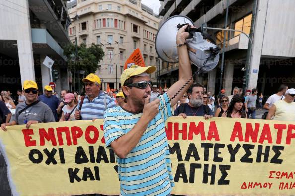 ΣΥΓΚΕΝΤΡΩΣΗ-ΣΤΗΝ-ΠΛΑΤΕΙΑ-ΚΛΑΥΘΜΩΝΟΣ-ΠΟΡΕΙΑ