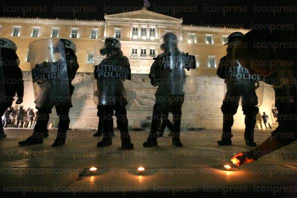 ΣΥΓΚΕΝΤΡΩΣΗ-ΠΟΛΙΤΩΝ-ΣΤΗΝ-ΠΛΑΤΕΙΑ-ΣΥΝΤΑΓΜΑΤΟΣ