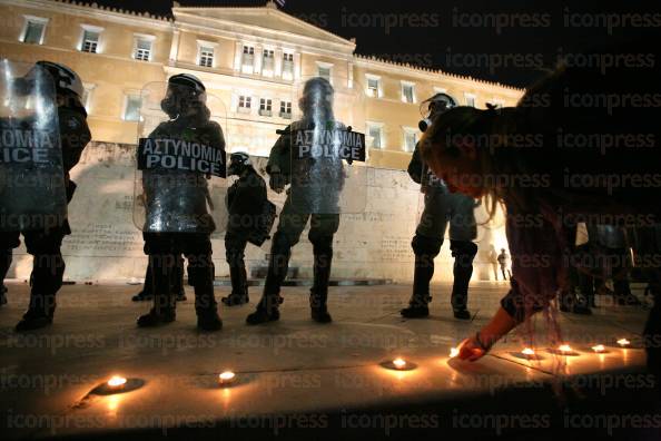 ΣΥΓΚΕΝΤΡΩΣΗ-ΠΟΛΙΤΩΝ-ΣΤΗΝ-ΠΛΑΤΕΙΑ-ΣΥΝΤΑΓΜΑΤΟΣ