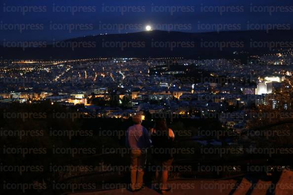 ΑΝΘΡΩΠΟΙ-ΠΑΡΑΤΗΡΟΥΝ-ΜΕΓΑΛΥΤΕΡΗ-ΠΑΝΣΕΛΗΝΟ-ΕΤΟΥΣΣΤΟΝ-3