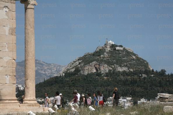 ΤΟΥΡΙΣΤΕΣ-ΣΤΗΝ-ΑΚΡΟΠΟΛΗ