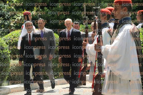 ΣΥΝΑΝΤΗΣΗ-ΠΡΟΕΔΡΟΥ-ΔΗΜΟΚΡΑΤΙΑΣ-ΚΑΡΟΛΟΥ-ΠΑΠΟΥΛΙΑ-440