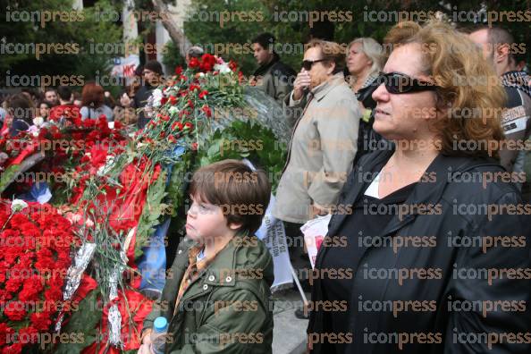 ΚΑΤΑΘΕΣΗ-ΛΟΥΛΟΥΔΙΩΝ-ΣΤΟ-ΧΩΡΟ-ΤΟΥ-ΠΟΛΥΤΕΧΝΕΙΟΥ-5