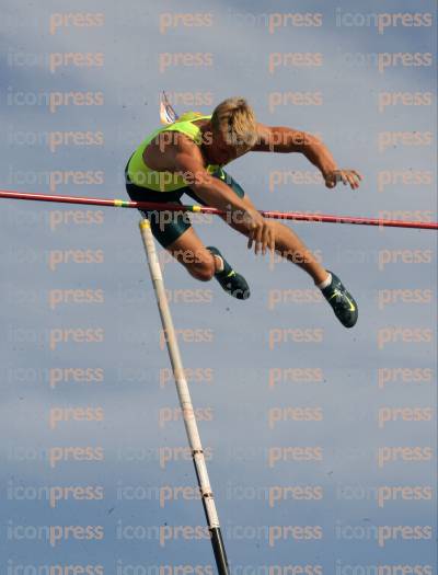 ATHENS-STREET-POLE-VAULT-2035