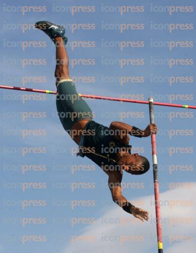 ATHENS-STREET-POLE-VAULT-2041