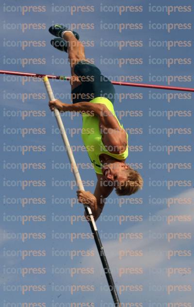 ATHENS-STREET-POLE-VAULT-2042