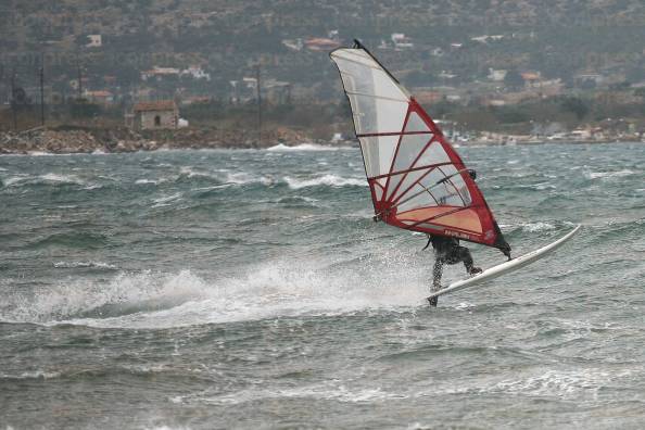 ΛΑΥΡΙΟ-WINDSURFING-ΑΨΗΦΩΝΤΑΣ-ΚΑΚΟΚΑΙΡΙΑ-2