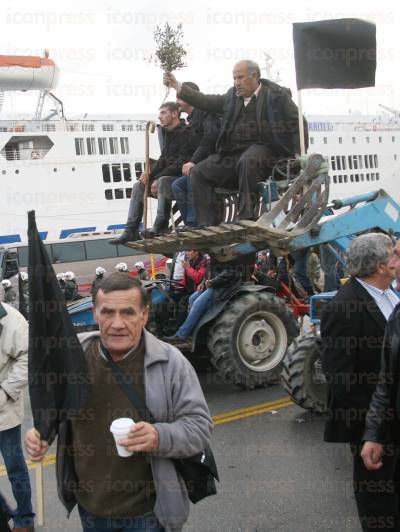 ΑΦΙΞΗ-ΑΓΡΟΤΩΝ-ΑΠΟ-ΤΗ-ΚΡΗΤΗ-ΚΑΙ-ΕΠΕΙΣΟΔΙΑ-ΣΤΟ-ΛΙΜΑΝΙ-ΤΟΥ-ΠΕΙΡΑΙΑ-15