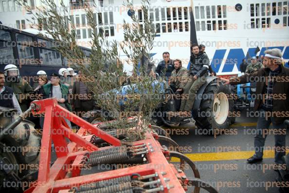 ΑΦΙΞΗ-ΑΓΡΟΤΩΝ-ΑΠΟ-ΤΗ-ΚΡΗΤΗ-ΚΑΙ-ΕΠΕΙΣΟΔΙΑ-ΣΤΟ-ΛΙΜΑΝΙ-ΤΟΥ-ΠΕΙΡΑΙΑ-19