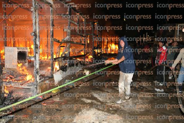 ΠΥΡΚΑΓΙΑ-ΕΧΘΕΣ-ΤΟ-ΒΡΑΔΥ-ΣΤΟΝ-ΚΑΤΑΥΛΙΣΜΟ-ΜΕΤΑΝΑΣΤΩΝ-ΠΟΥ-ΒΡΙΣΚΕΤΑΙ-ΣΤΟ-ΛΙΜΑΝΙ-3